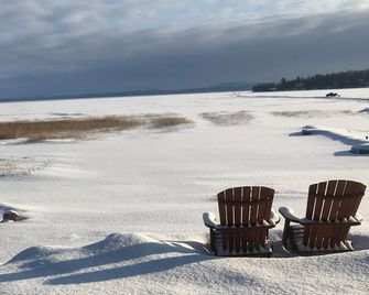 Private lakefront cottage on Lake Champlain, feet from Causeway bike path. - Colchester - Patio