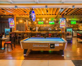 Holiday Inn Resort Phuket Surin Beach By IHG - Choeng Thale - Bar