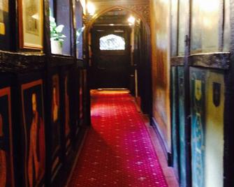 The Mermaid Inn - Rye - Pasillo