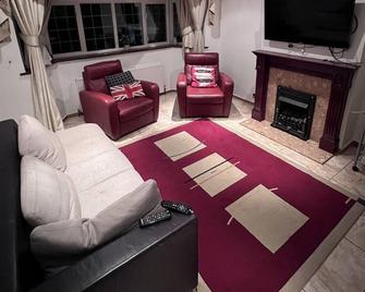 5- bed gem in Barnet, Short let Luxury Awaits - Barnet - Living room