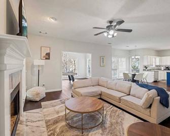 Month2Month Option｜Fenced Backyard｜Garage & Street Parking｜Pet-Friendly #41937 - Alpharetta