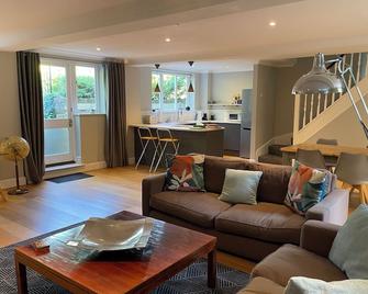 Luxury, space and a great location - East Molesey - Living room