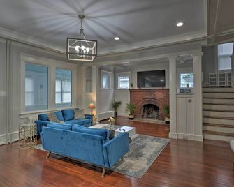 Beautifully Renovated Beach House w/ Fenced Patio! - Atlantic City - Sala de estar