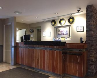 Bear Country Inn - Terrace - Recepce