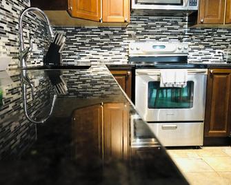 Cozy 2 Bedroom Condo with Parking - Calgary - Cocina