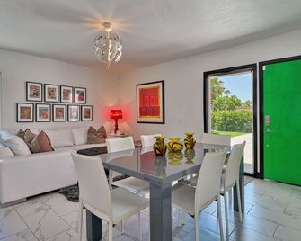 Amazing 2 Bedroom Unique Unit In Boutique Compound - פאלם ספירנגס - חדר אוכל