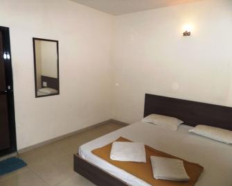 Hotel Cosmo Lodging - Bhiwandi - Bedroom