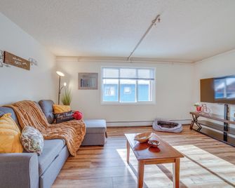 Anchorage Apartment Rental w/ Mountain Views! - Anchorage - Living room