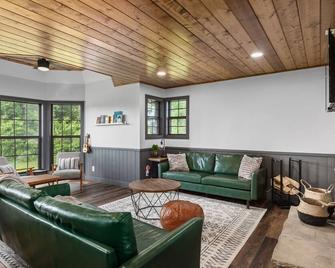 Picturesque, renovated country home w/ beautiful views! - Farmington - Living room