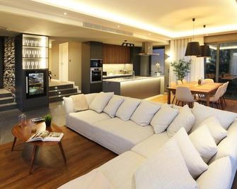 Beautiful Calheta Villa Villa Bella Vita 3 Bedrooms Stunning Sea Views Rural Setting - Fajã da Ovelha - Living room