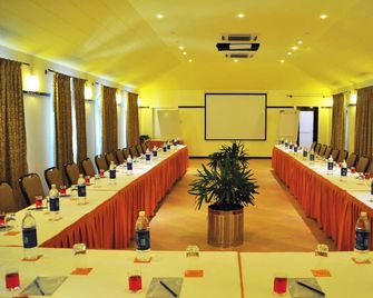 Kyriad Prestige Calangute Goa By Othpl - Calangute - Sala de reuniones