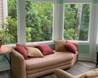 Adirondack Mansion W/Inground Pool! Game Room/Near Lakes, 60 Min To Saratoga. - Gloversville - Olohuone
