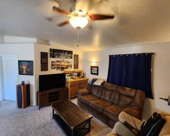 Quiet charming 3-bedroom house in central Cortez with WiFi and central air. - Cortez - Wohnzimmer