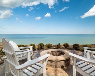 Oakwood Beach - Lake Front - Hot Tub + Fire Pit - Ashtabula - Balcón