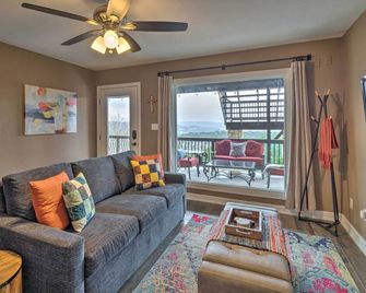 Deck & Lake Travis Views: Hill Country Hideaway! - Leander - Sala de estar