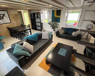 Gite Du Ferrand Au Coeur Des Vignes - Montagne - Sala de estar