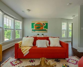 Spacious West Village 2bd/2ba apt|Min to Downtown - Detroit - Living room