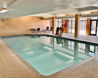 Newly Remodeled Fireplace Studio Ski-in/Ski-Out Condo-Balcony, Pool & Hot Tub - Lutsen - Basen