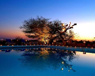 The Desert Resort - Mandāwa - Piscina