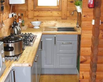 Traditional Log Cabin on quiet Residential Commune overlooking Lake Dathee - Вір - Кухня