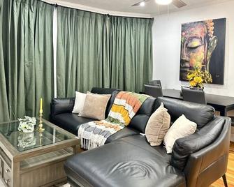 Boston suburbs near I90 - Framingham - Living room