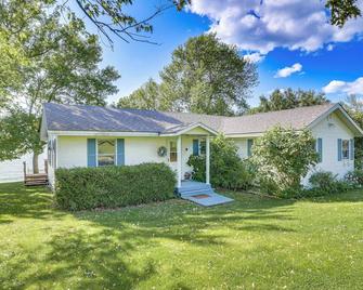 Waterfront Family Cottage on Lake Champlain - Swanton - Building