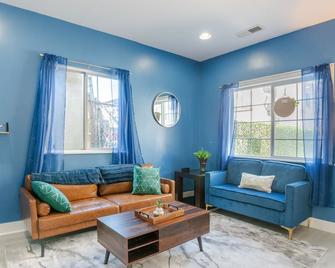 Modern Cottage near many conveniences - Oakland - Living room