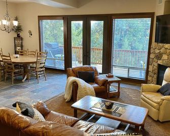 New Shaver Lake listing! Beautiful 4 Bed 3 Bath - Shaver Lake - Sala de estar