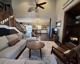 NEW Lodge, 5min to Schroon town ctr & beach, hiking, fishing, kayaking, boating - Schroon Lake - Sala de estar