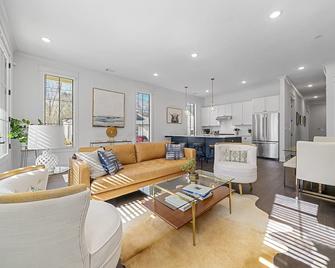 Brand New Townhome in Carrollton - Carrollton - Living room