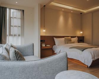 Guilin Bonjour Boutique Hotel- Free pick up service over 3 nights - Guilin - Bedroom