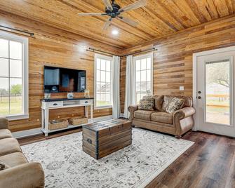 Furnished Deck and Views Rural Schulenburg Retreat - Schulenburg - Living room