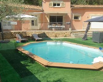 Between vineyards and garrigues (4km from Mas de So) - Laudun-l'Ardoise - Piscina