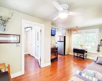 Ut Downtown Private Carriage Eco Pecan Tree House Free Wifi & Wired Internet - Austin - Living room