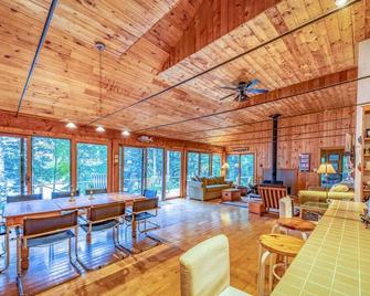Hidden island gem on Lake Joe! Cozy and rustic 3bdrm with 500' of shoreline! - Mactier - Dining room