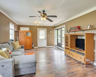Clanton Cottage with Charcoal Grill and Porch! - Клентон - Вітальня
