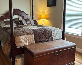 The Manor - Charming 3-bedroom house in lovely Oneonta with WiFi, AC - Oneonta - Habitación