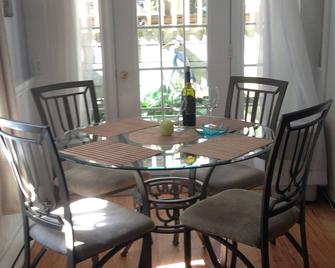 West End 2br Condo In Great Location - Provincetown - Essbereich