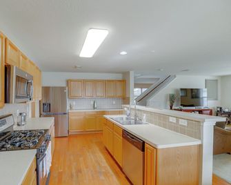 7 Mi to Downtown Baytown: Spacious Home w/ Yard - Baytown - Kitchen