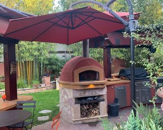 Beautiful Modern European Style in Law Unit Albany Tropical Yard Jacuzzi Pizza - Albany - Patio