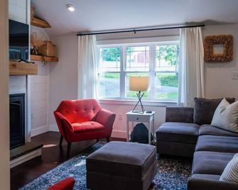 Modern Farmhouse Getaway I 2 Br, Sleeps 6 - Elizabethtown - Sala de estar