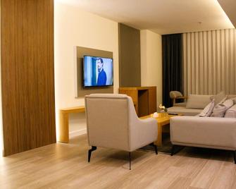 Plaza Athenee Hotel - Kuwait City - Living room