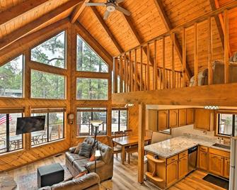 Secluded Munds Park Cabin w/ Deck 1 Mi to Lake - Munds Park - Living room