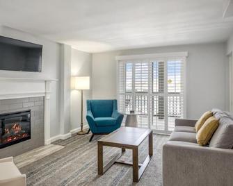 Newport Harbor front Luxury Resort, Two Bedroom with indoor/outdoor pools - Newport - Sala de estar