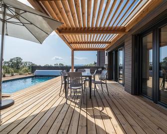 ريزيدونس بريميوم ليه تيراس دارسيلا - بورتو-فيكيو - حوض السباحة