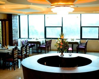 Hotel Stonarc - Chākan - Restaurante
