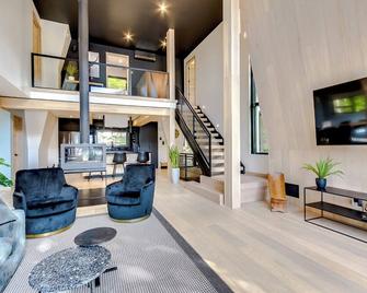 Beautiful and unique Quebec cottage: Le chêne blanc - Entrelacs - Living room
