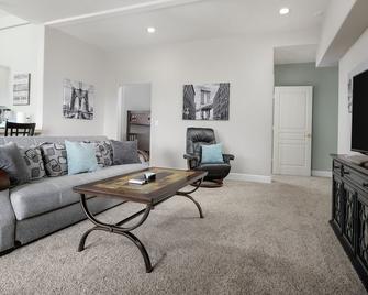 Valley Views Apartment - Happy Valley - Living room