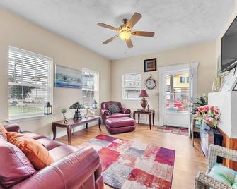 Charming Coastal Retreat In Bay St Louis 3 Bedroom Home - Bay Saint Louis - Salon