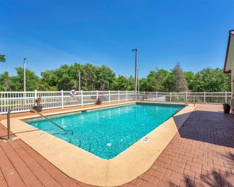 Wingate by Wyndham Leesburg Florida - Leesburg - Zwembad